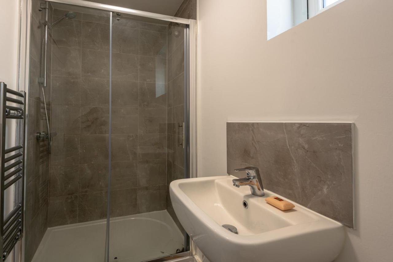 1 Bed Central - Free Parking - Long Stay Offer Strood Kültér fotó